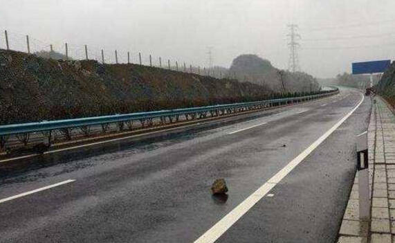 高速公路突遇小障碍,撞还是躲别