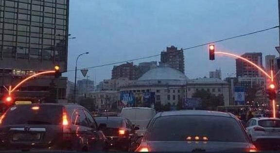 乌克兰红绿灯成“网红..