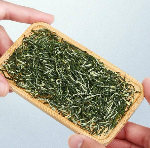 最近，梁静茹在微博上晒出与闺蜜相聚饮茶的照片，仔细