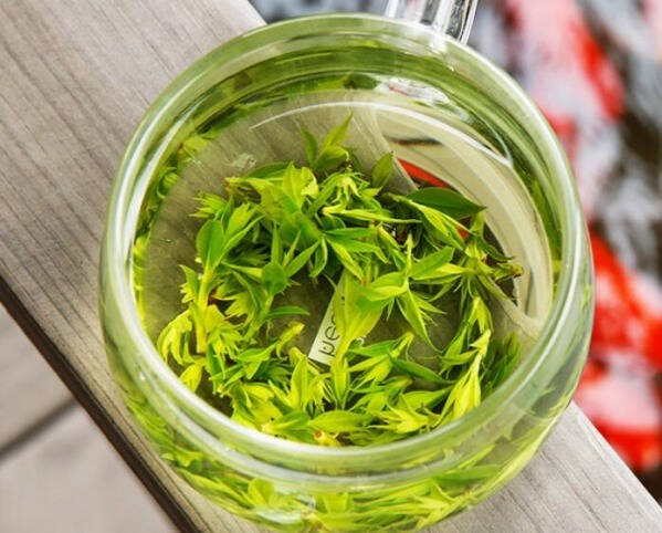 由于女儿具有爱玩的天性，每次写作业的时候都不用心，我在她身边看着写还好，但当我假装离开并偷偷看她的时候，她总会发呆或是手里会拿着一个玩具，而这造成的结果就是作业总是写错，于是就会花费较多的时间去教给她改正，有时在辅导的时候还不认真听讲，此时的我就会发脾气，每次辅导完嗓子都是哑的。再加上平时喝水较少，