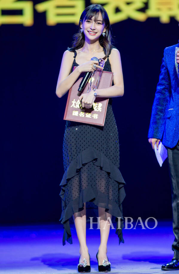 杨颖 (angelababy) 身着迪奥 (dior) 抹胸裙亮相2014第17届上海国际