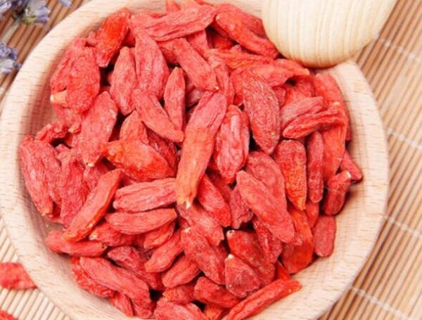 由于女儿具有爱玩的天性，每次写作业的时候都不用心，我在她身边看着写还好，但当我假装离开并偷偷看她的时候，她总会发呆或是手里会拿着一个玩具，而这造成的结果就是作业总是写错，于是就会花费较多的时间去教给她改正，有时在辅导的时候还不认真听讲，此时的我就会发脾气，每次辅导完嗓子都是哑的。再加上平时喝水较少，