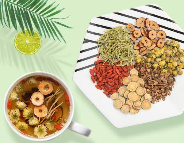 由于女儿具有爱玩的天性，每次写作业的时候都不用心，我在她身边看着写还好，但当我假装离开并偷偷看她的时候，她总会发呆或是手里会拿着一个玩具，而这造成的结果就是作业总是写错，于是就会花费较多的时间去教给她改正，有时在辅导的时候还不认真听讲，此时的我就会发脾气，每次辅导完嗓子都是哑的。再加上平时喝水较少，