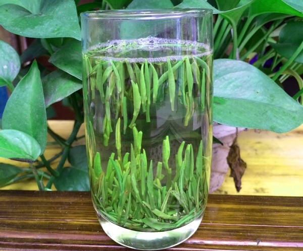 由于女儿具有爱玩的天性，每次写作业的时候都不用心，我在她身边看着写还好，但当我假装离开并偷偷看她的时候，她总会发呆或是手里会拿着一个玩具，而这造成的结果就是作业总是写错，于是就会花费较多的时间去教给她改正，有时在辅导的时候还不认真听讲，此时的我就会发脾气，每次辅导完嗓子都是哑的。再加上平时喝水较少，