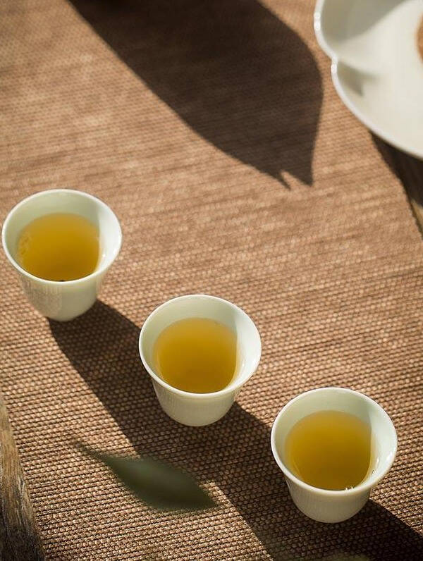 老白茶既是储存多年的白茶，在这寄存的过程中，茶叶内