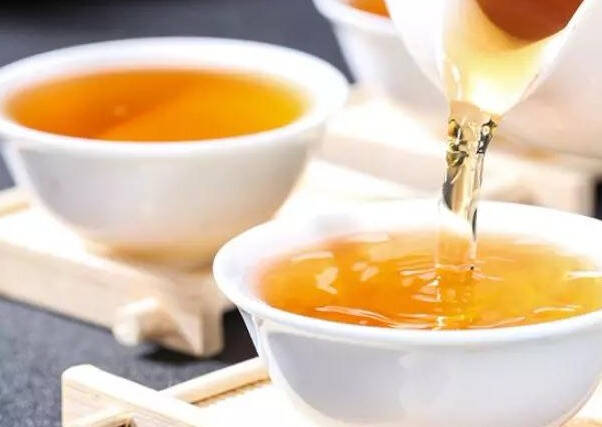 乌龙茶又称绿茶和半发酵茶，品种繁多，是中国六大茶类