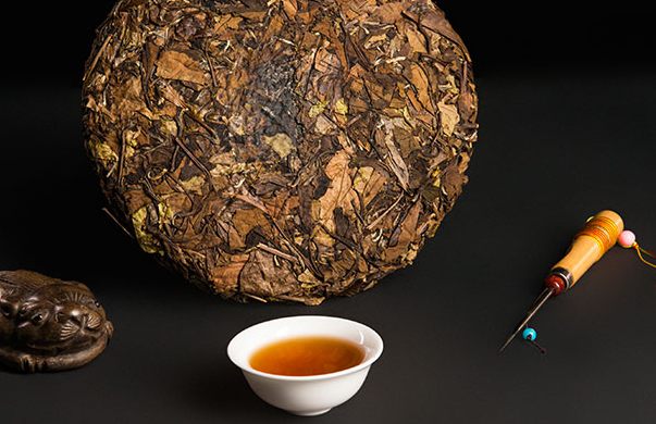 冲泡白茶时，闷泡，坐杯，留根，
