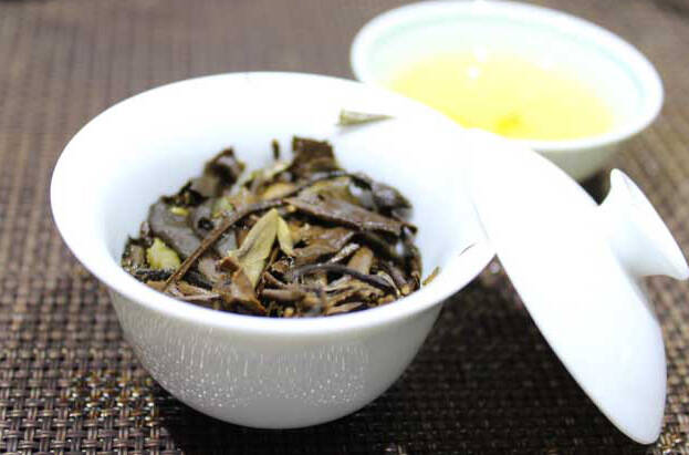 陈年老寿眉饼味醇甘甜，开饼泡茶