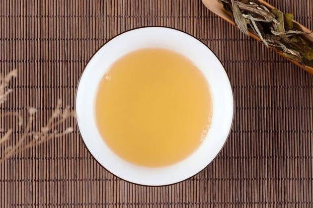 老白茶既是储存多年的白茶，在这寄存的过程中，茶叶内