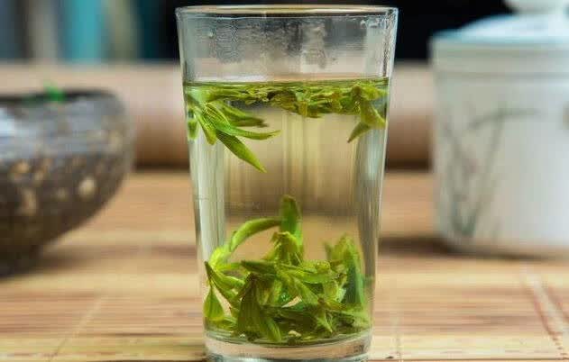 购茶时，先学会看干茶。干茶，在台湾，也叫茶干。1、