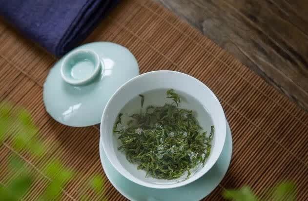 购茶时，先学会看干茶。干茶，在台湾，也叫茶干。1、