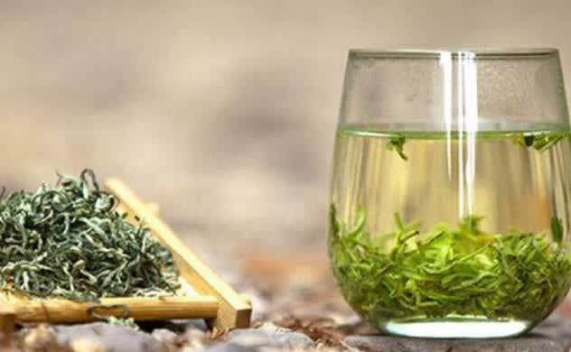 购茶时，先学会看干茶。干茶，在台湾，也叫茶干。1、