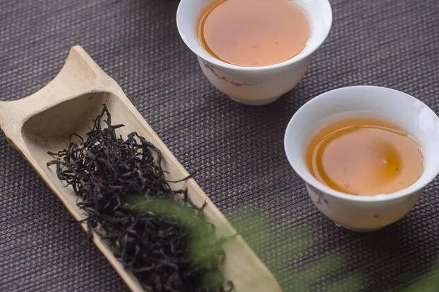 英德红茶，简称“英红”，并非英国红茶，也不是同名的