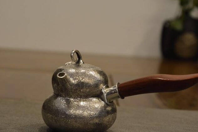 古人有“水为茶之母，器为茶之父”一说。煮水，泡茶，
