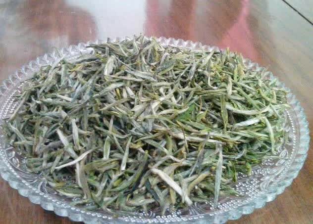 购茶时，先学会看干茶。干茶，在台湾，也叫茶干。1、