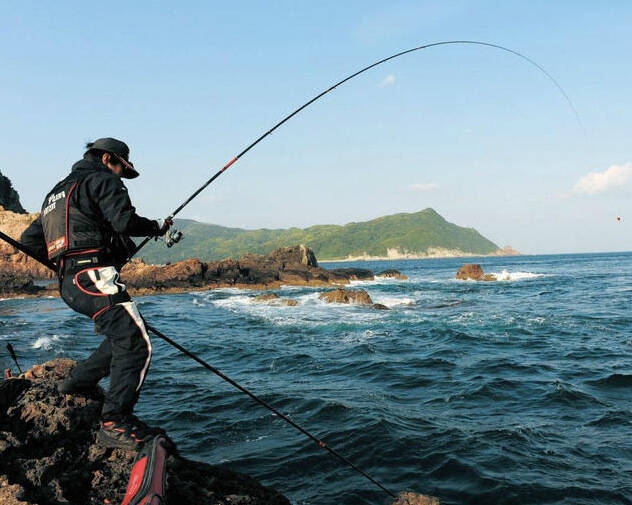 海边矶钓，面对大风浪..