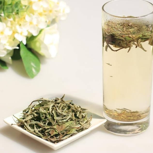 老白茶既是储存多年的白茶，在这寄存的过程中，茶叶内