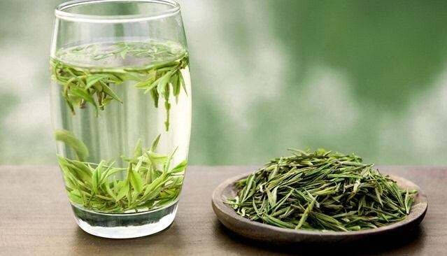 刚沏上一杯茶，闻了一下整个人都