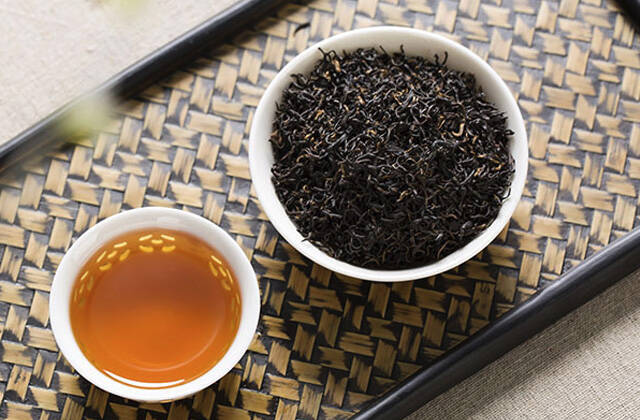 正是品茶好时机，喝茶香缭绕的香
