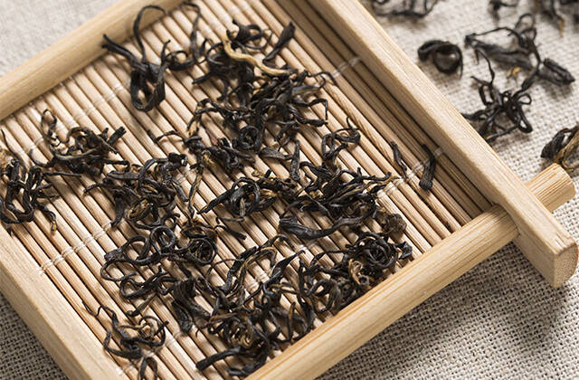 正是品茶好时机，喝茶香缭绕的香