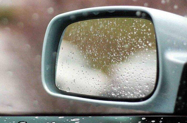 雨天开车后视镜看不清..