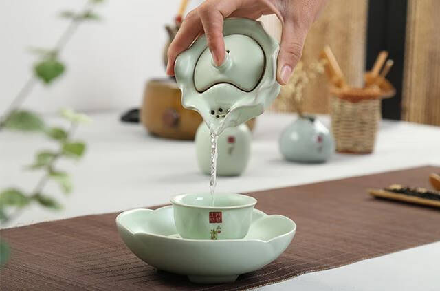 爱喝茶的人往往都会遇到这个问题，在茶叶店试饮时的茶