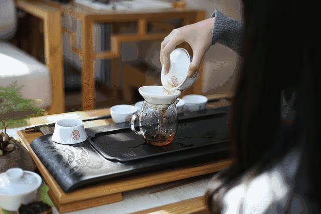 爱喝茶的人往往都会遇到这个问题，在茶叶店试饮时的茶