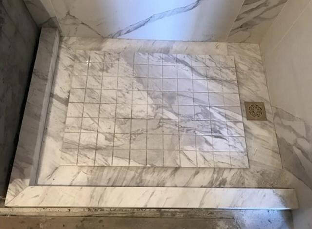 淋浴房贴瓷砖已落伍,做拉槽解决积水问题
