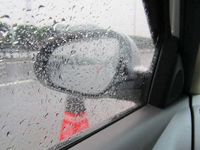 下雨天开车除雾,看看哪种方法最好?