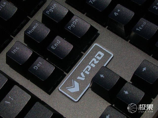 键盘右侧,方向键上方是浮雕工艺的品牌logo,拉丝工艺