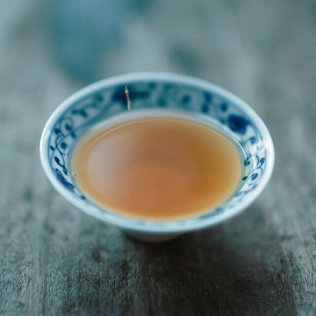 杯中的茶水散发着幽香，淡的却是