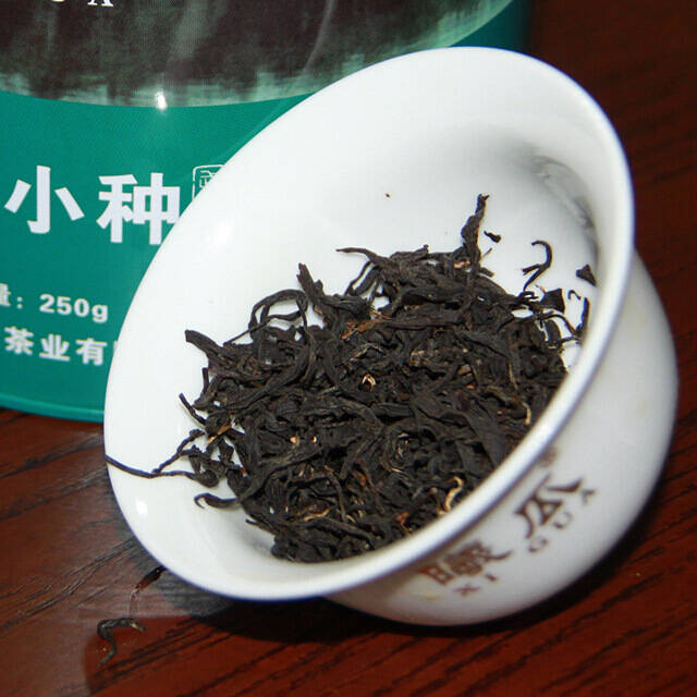 井放辘轳闲浸酒,笼开鹦鹉报煎茶