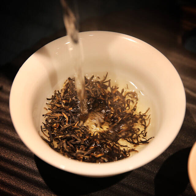 茶香四溢传千里,居室一茗品千秋