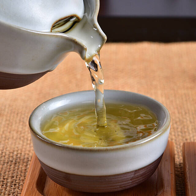 井放辘轳闲浸酒,笼开鹦鹉报煎茶