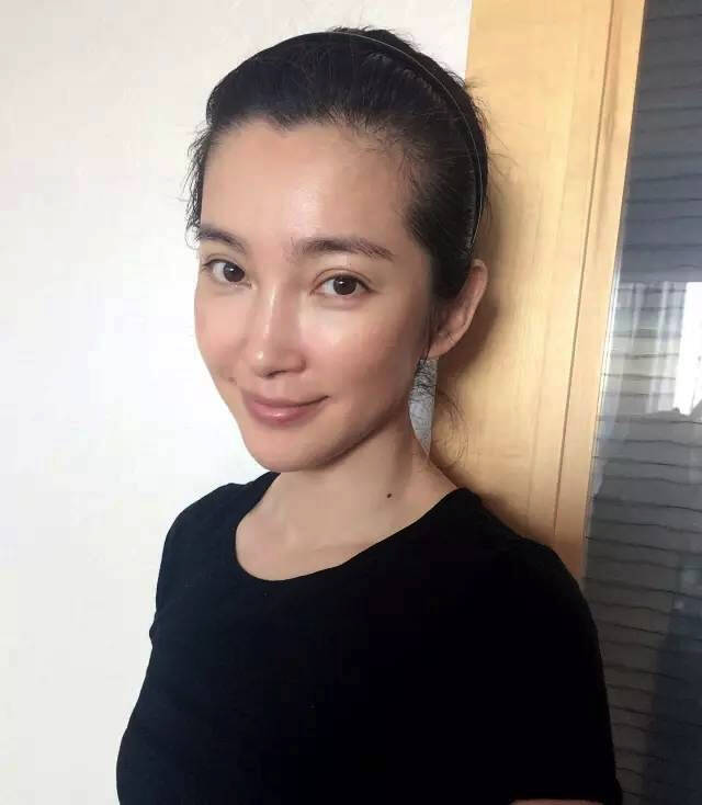 李冰冰算在内,因为以她的颜值也就完全算个小花,而且素颜肌肤简直baby