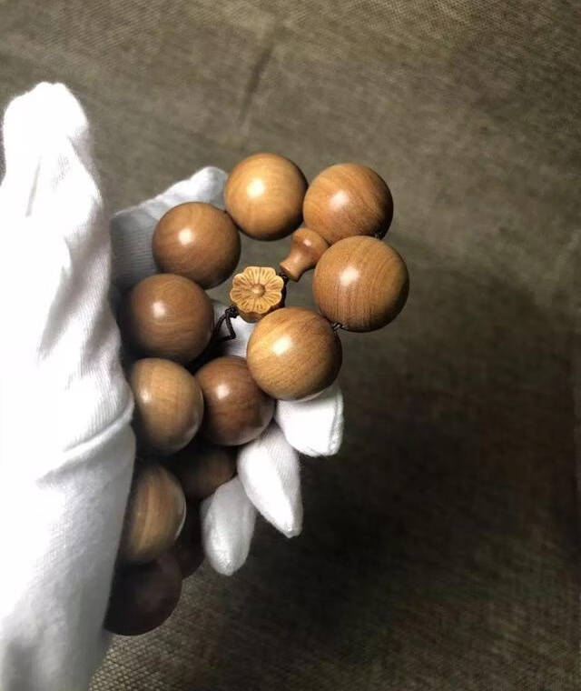 在文玩手串中，老山檀香是一种十分稀罕珍贵的树种，其