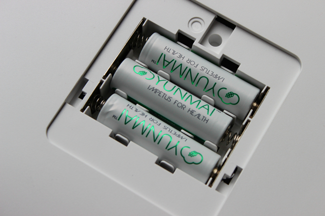 好轻mini2q采用三节五号电池供电,出厂时也贴心附赠一套云麦定制电池