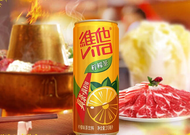 不知不觉，五月份已经过去了三分之一，夏天已经在不远处向我们招手了。说到夏天，除了空调跟T恤短袖凉拖，当然还有各式各样的饮料啦。不过饮料虽好喝，也要选足够健康的才行。维他柠檬茶是真茶跟真柠檬的真正结合，真茶制作，原叶萃取，减少糖分，配上原汁原味的柠檬，富含维生素C。原料天然，制作精细，迎合了现代人追求