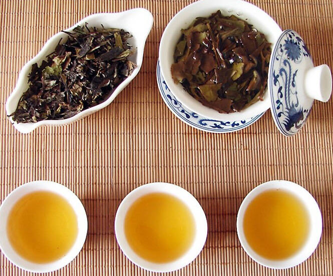 陈年老寿眉饼味醇甘甜,开饼泡茶
