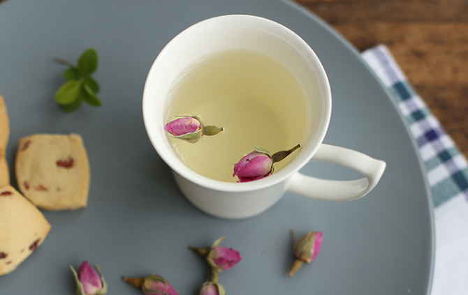 一本书配上一杯清香的花茶，细细