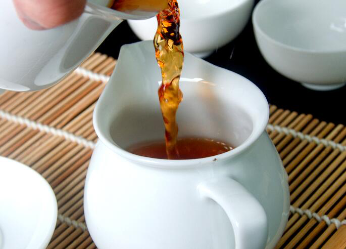 捧一杯满屋飘香的茶，读出人生百
