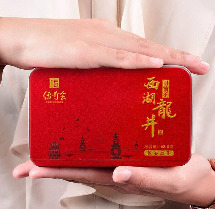 近日，霍建华一家出去喝下午茶，一家三口其乐融融的样
