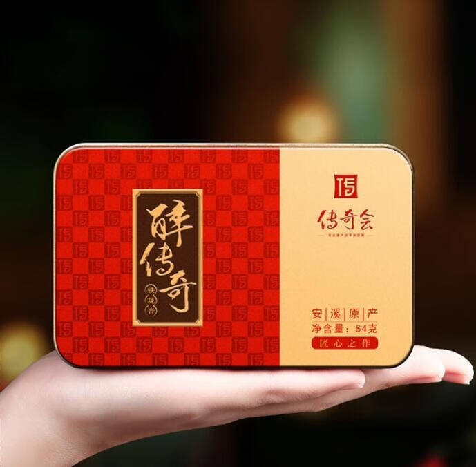 近日，霍建华一家出去喝下午茶，一家三口其乐融融的样