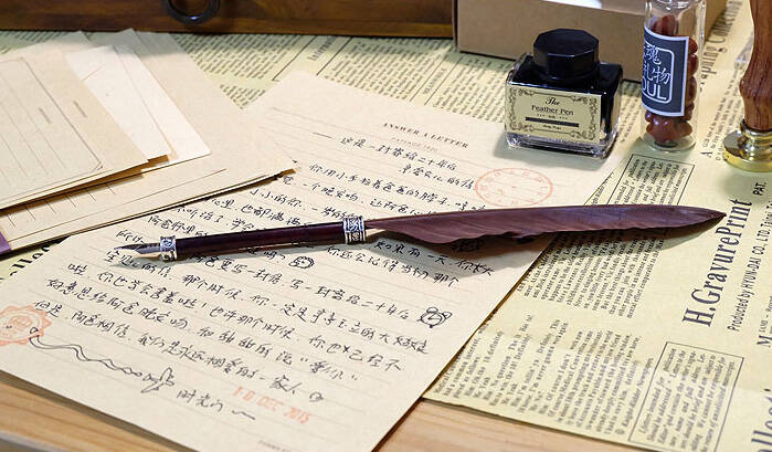 用鹅毛笔在复古信纸上写下你们之间的秘密和情愫