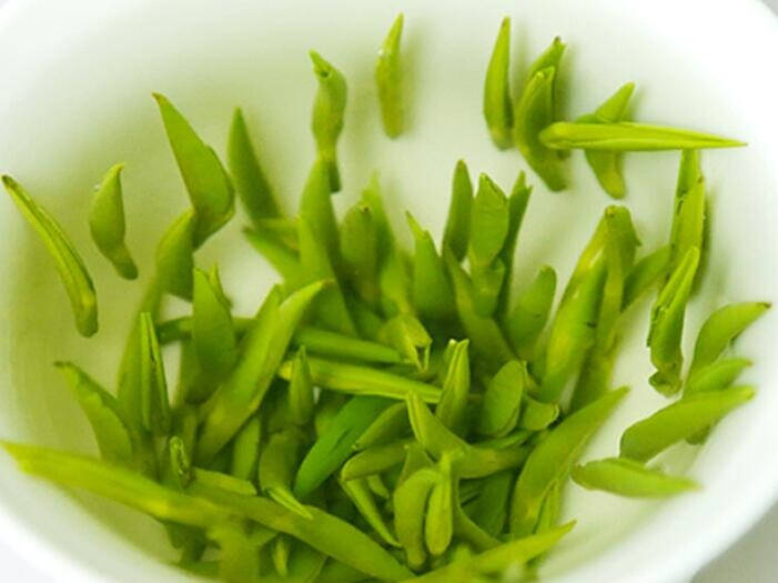 喝茶经常受到人们的热议，当然关于喝茶的言论更多是关于它的养生理论。茶叶，一种天然的植物，无论是红茶还是绿茶，再或是其他茶品，都有着其特殊的香味。和各种甜饮料相比，建议大家可以喝茶，但是要注意饮茶细节。比如什么时间喝茶更加健康？喝茶的过程中该注意哪些细节？—❶—经常喝茶对身体有何好处？关于喝茶，坊间流