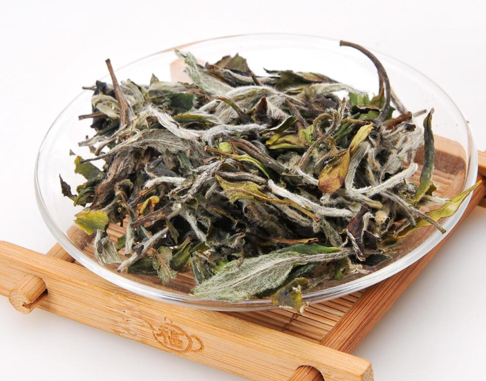 白茶向來有“一年茶，三年藥，七年寶”的說法。但是不