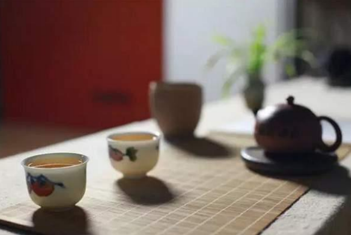 普洱茶緩緩倒入聞香杯，香氣輕袅，如臨蒼翠間鳥語花香