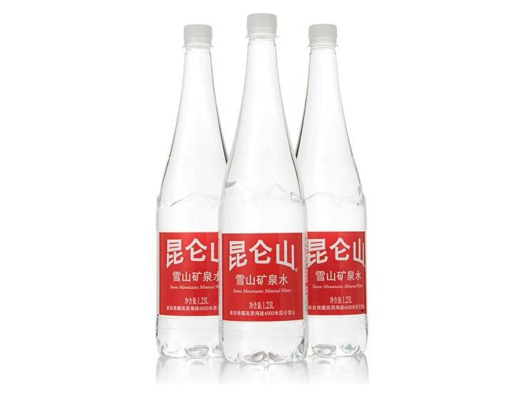 茶水啤酒与饮料，聚会餐桌上的小