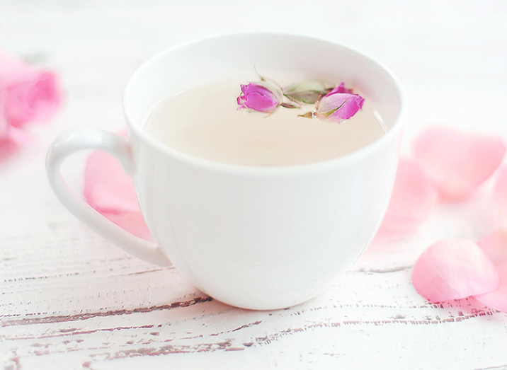 一本书配上一杯清香的花茶，细细
