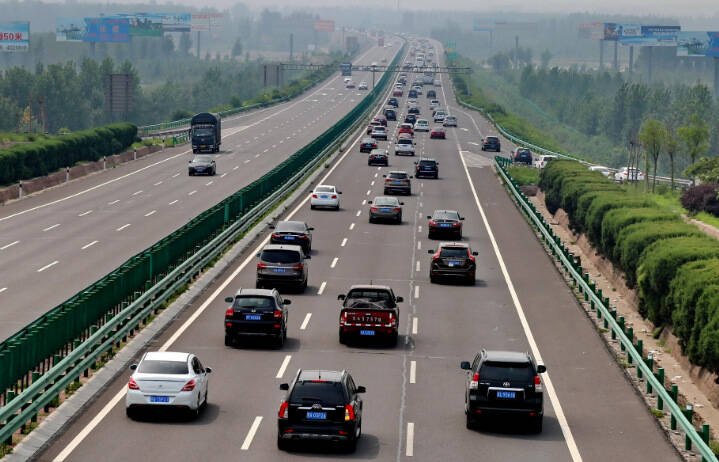 高速公路突遇小障碍,撞还是躲别